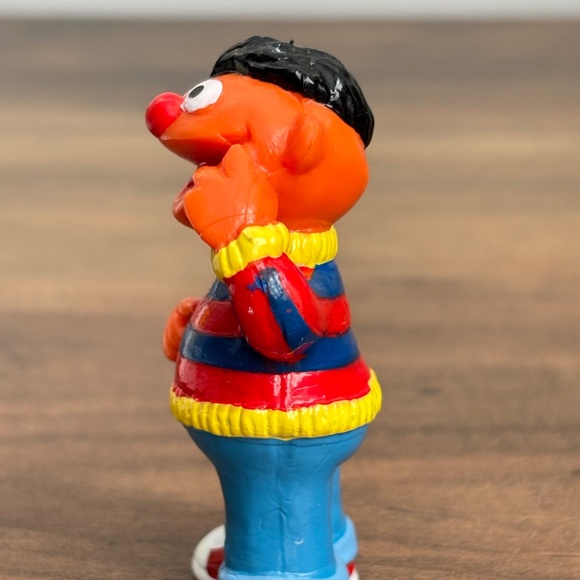 VINTAGE Sesame Street ERNIE Smiling Touching Face Applause PVC Toy Figure Topper - Picture 5 of 7
